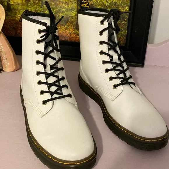 Dr. Martens shoes in like new condition. Does have a small black mark - Picture 1 of 6